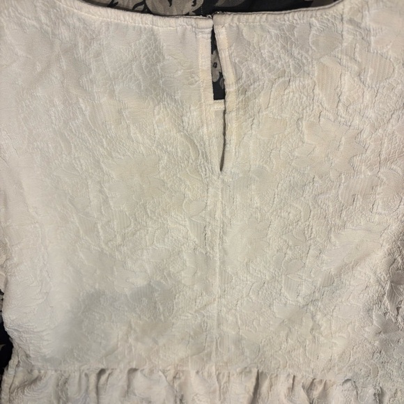 Express Women’s Elegant White Textured Peplum Puff Sleeves Sleeve Top SZ M - Picture 8 of 9